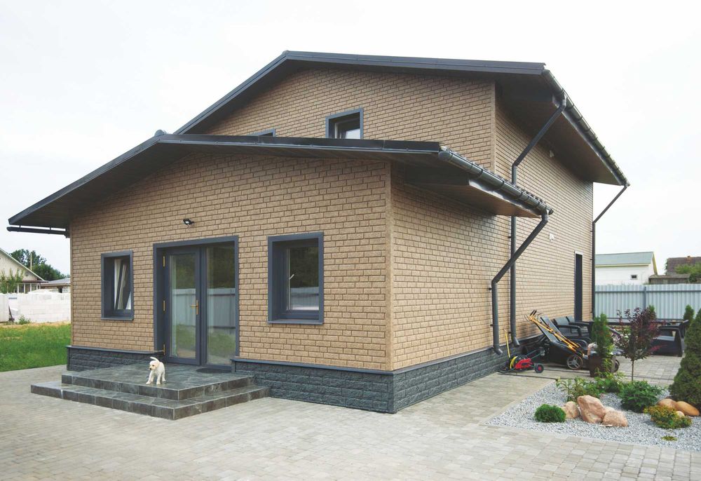 Облицовка дома под Кирпич. Водосток, софиты, гибкая черепица.