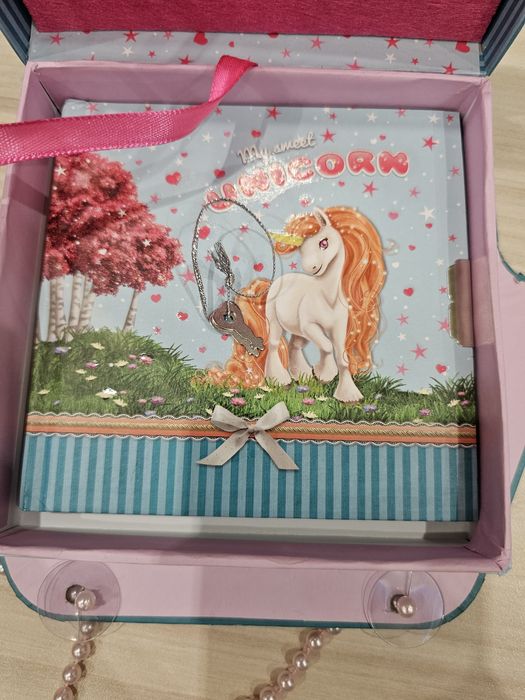 Пееща кутия с огледалце и тайно дневниче