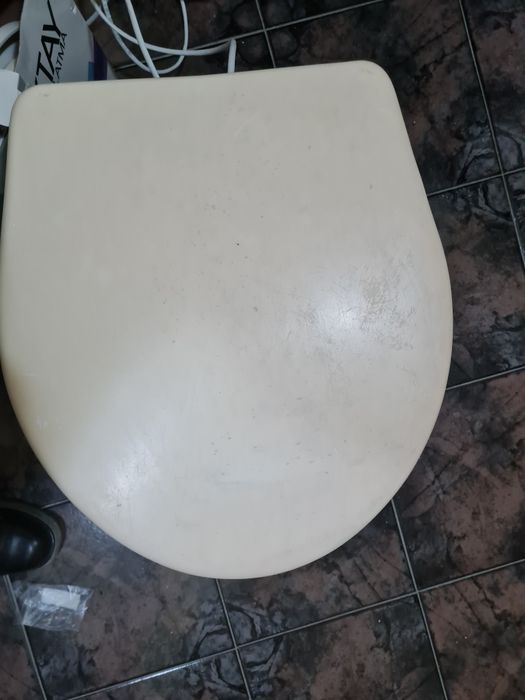 Разпродажба обзавеждане, бюра, гардероби, куфарници,възглавници , мат