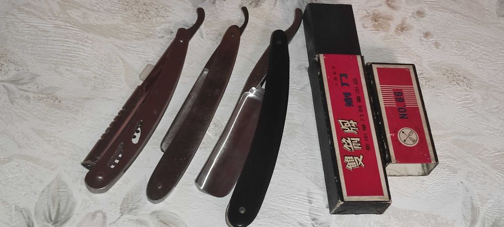 -  vand  brici briciuri pt. barbierit pt. colectie / panoplie etc  cele din poza  pret 200 ron 3 bucati