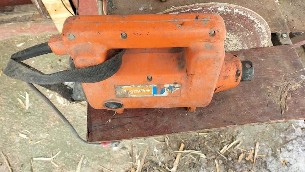 Motor vibrator beton  și dispozitiv strîns cofraje