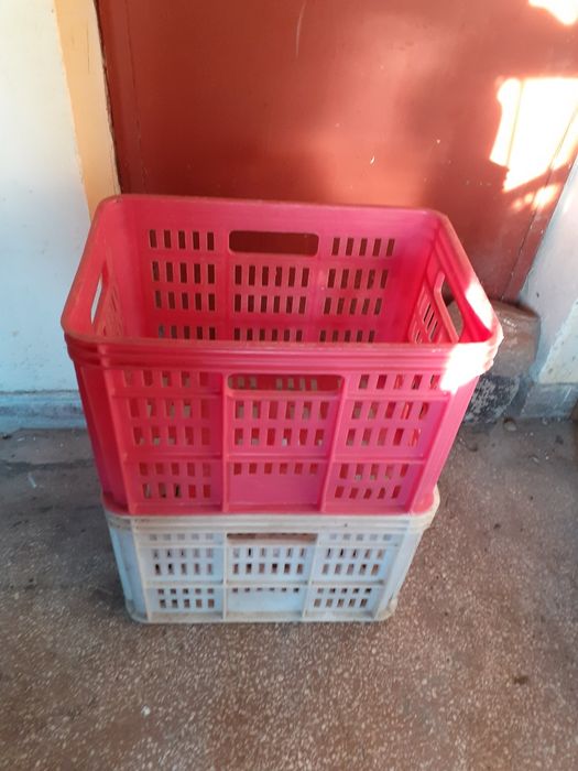 Două lăzi vechi.