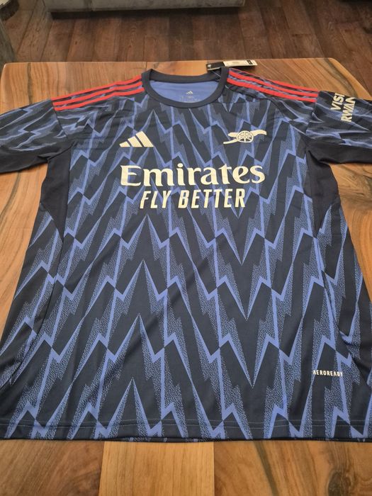 Новите тениски на Арсенал 25/26