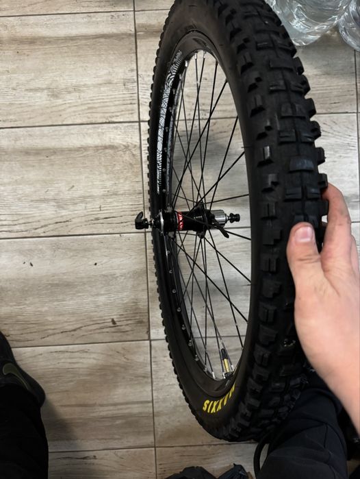 Tubeless задна капла 26 Downhill с главина novatec и гума Maxxis Dhr 2