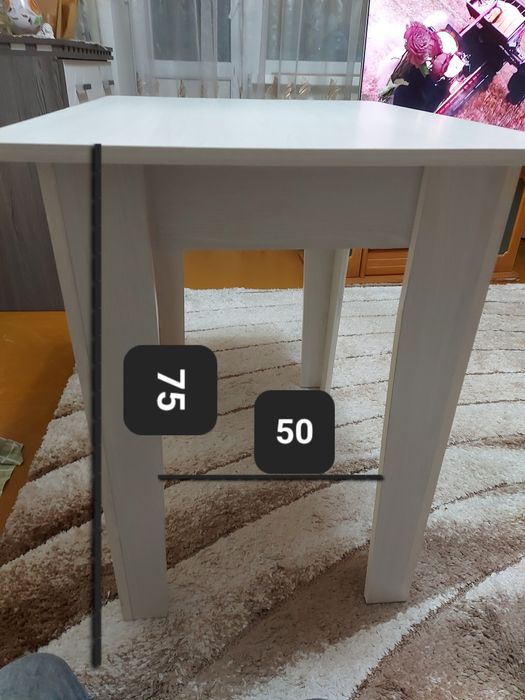 Стол из светлого дерева