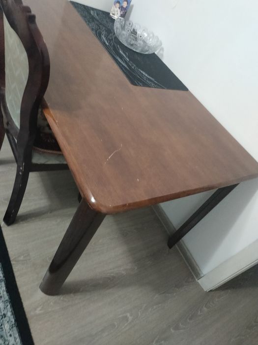 Продам стол б/у. Качественный. Дерево.