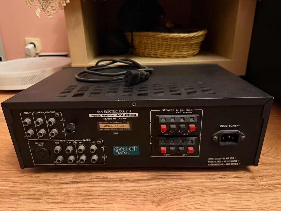 Akai AM-2350 (Black) – Перфектен, с подобрени крайни стъпала (STK084)