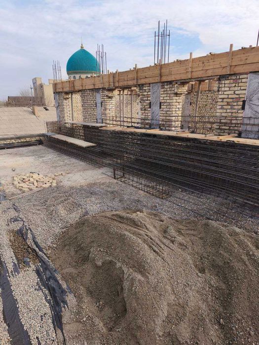 Продаются квартиры и магазины в центре Кагана вдоль дороги.