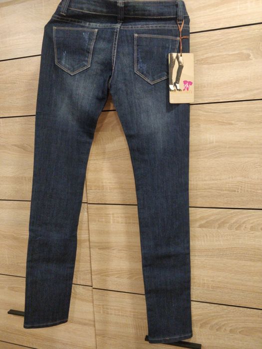 Дънки,в класическо,тъмно синьо.