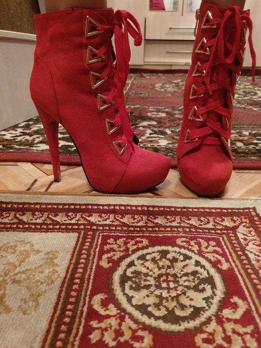Сапожки красные весенние
