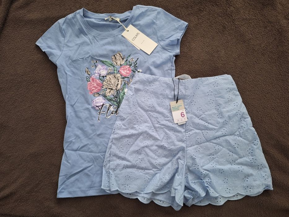 Set pantaloni scurti, tricou albastru deschis cu model floral