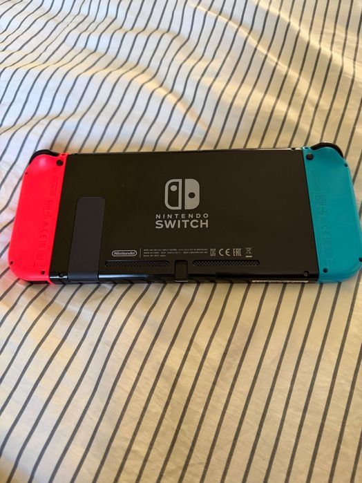 Nintendo Switch V2 комплект с 4 игри, калъф и докинг станция