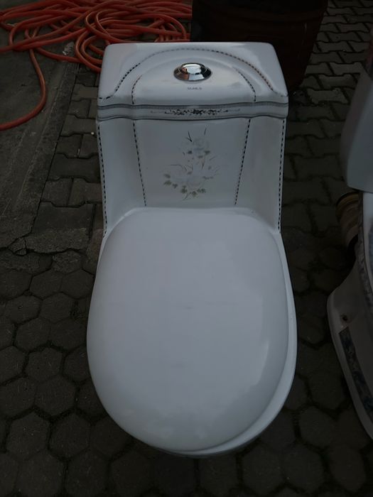 Продам б/у унитазы
