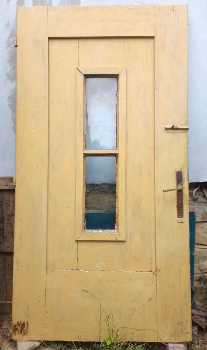 Стара масивна дървена врата
