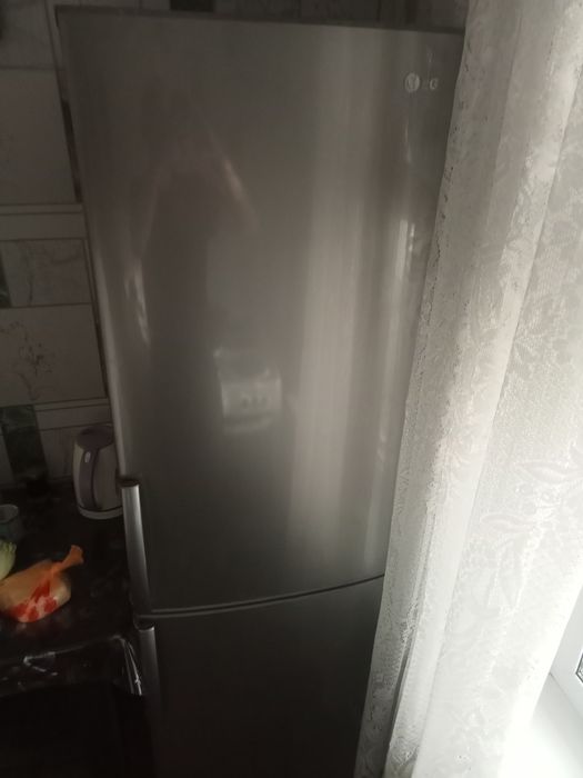 Холодильник LG. В отличном состоянии.