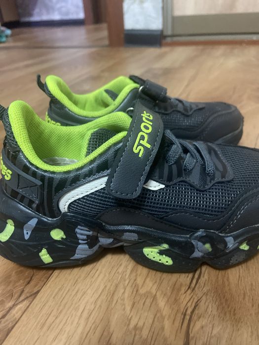 Продам кросовки детские для мальчика 2000 тг