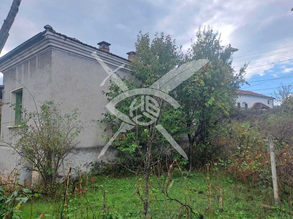 Къща с парцел в село Каравелово