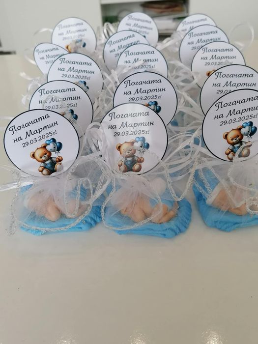 Подаръчета за гости бебе върху възглавничка