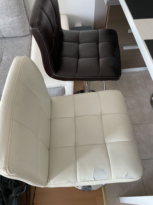 4 scaune de bar . 2 albe + 2 maro. Reglabile pe inaltime