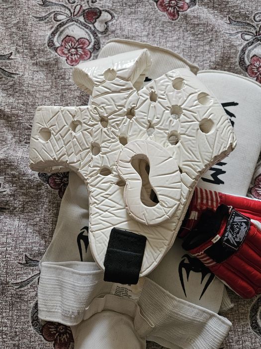 Шлем, перчатки, щитки,  перчатки