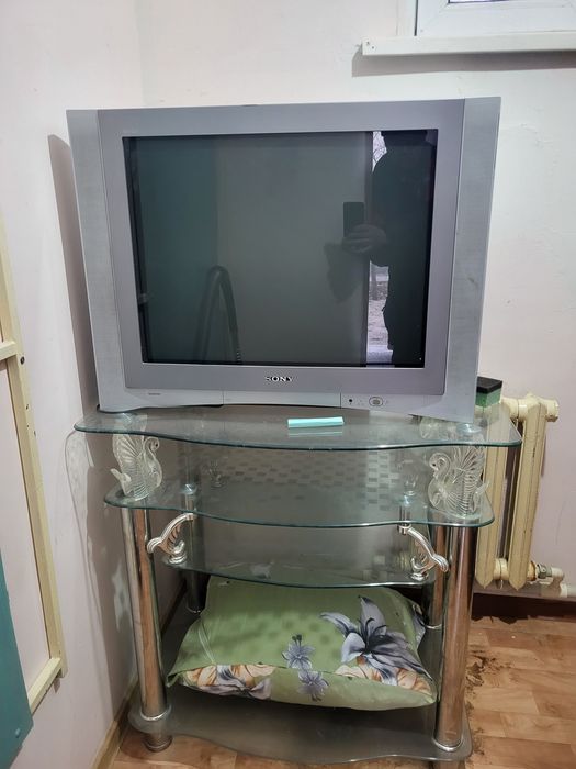 Продаётся телевизор Сони с подставкой.