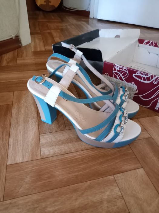 Женские босоножки
