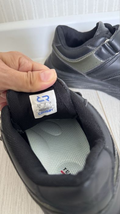 Кроссовки для школьников