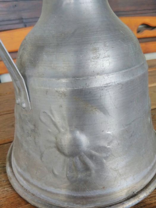 Продавам много стар Гюм за мляко ръчно декориран с флорални мотиви