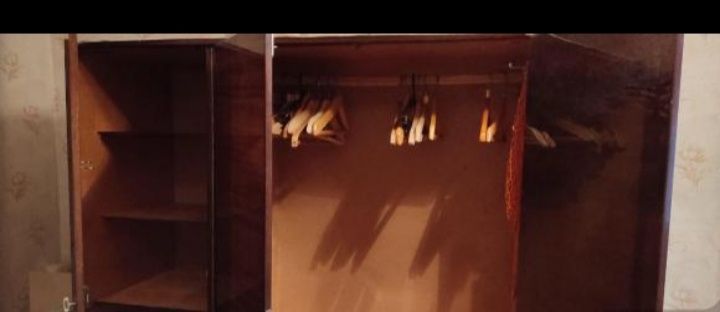 Шкаф трехдверный.