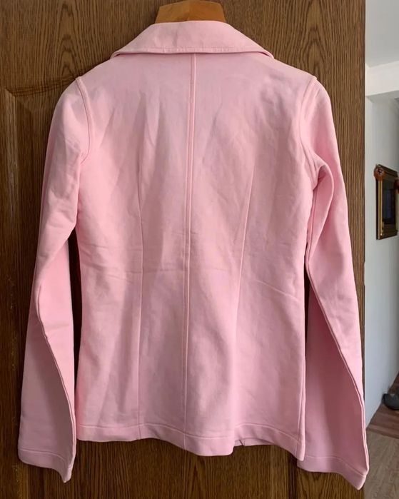 Розовые брюки и пиджак