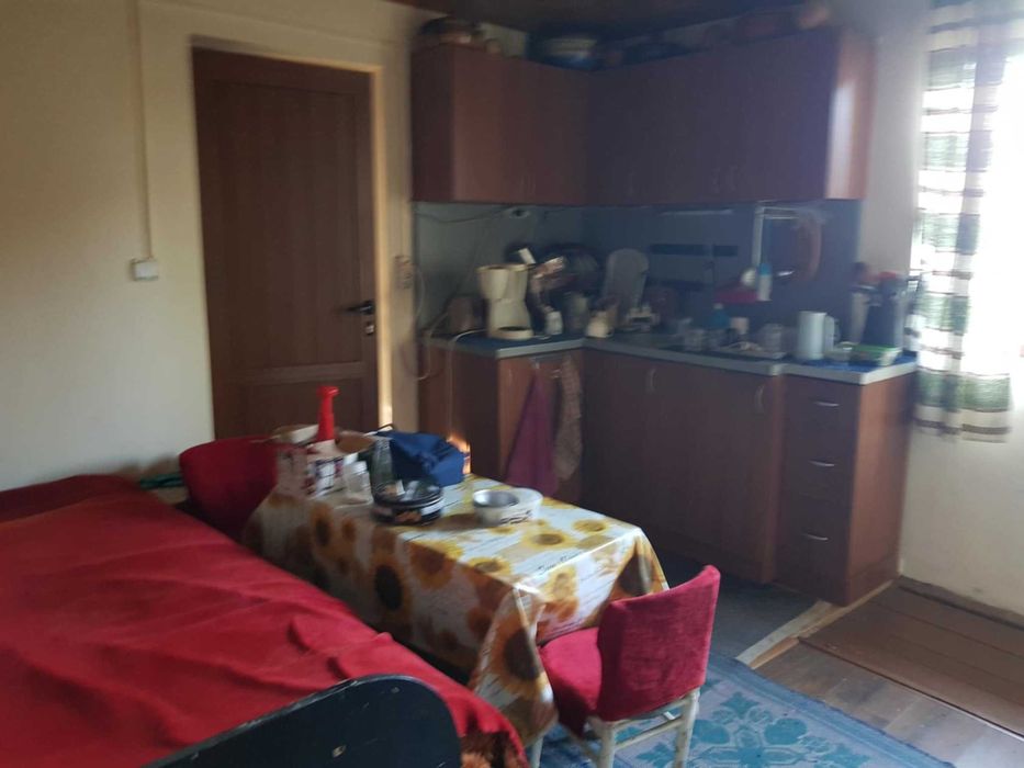 Продавам селска къща с чудесно място за грижи за животни и реколта.