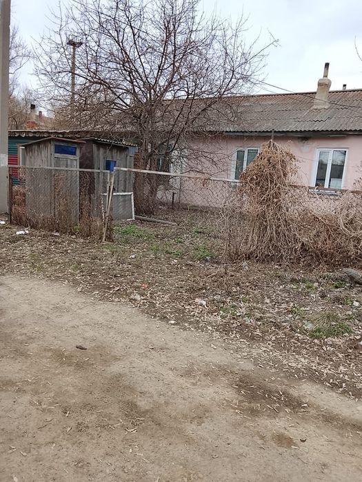 Готовый железный забор.