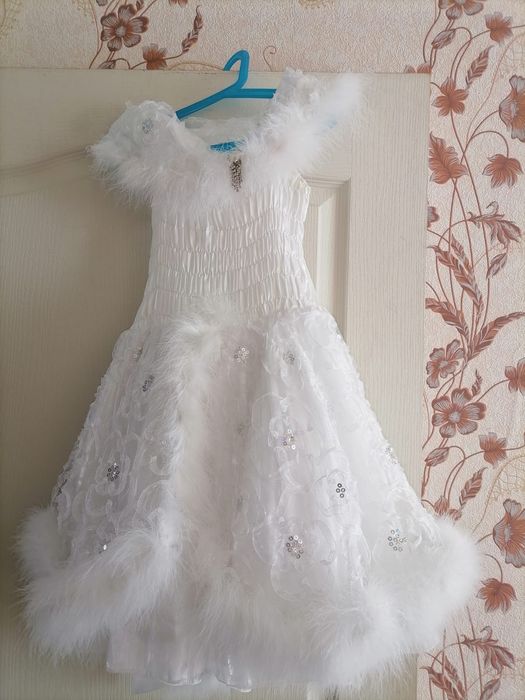 Продам два вечерних платья на 4-5 лет