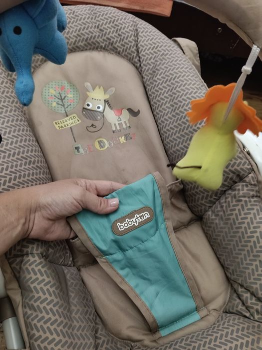 Продам детский шезлонг-качалку с игрушками