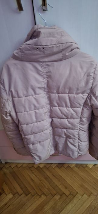 Geaca Bershka roz pudra si cu capison