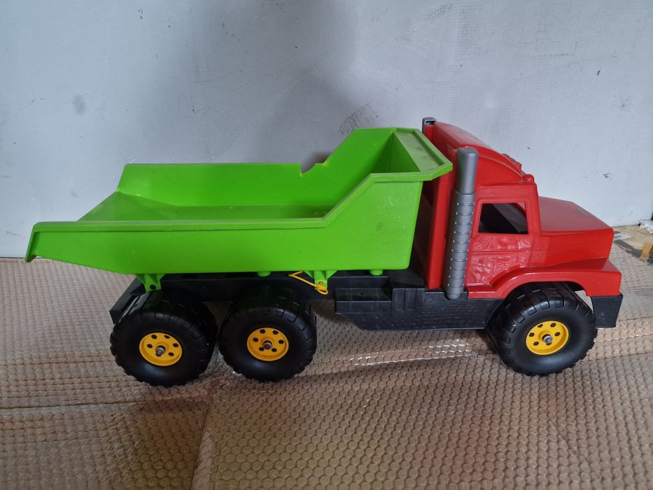 Camion de jucarie cu bena basculabila