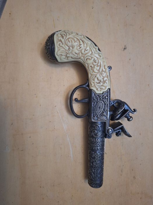 Se vinde pistol panoplie.