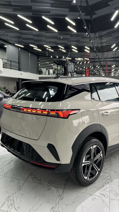 lynk con06 avtomobili