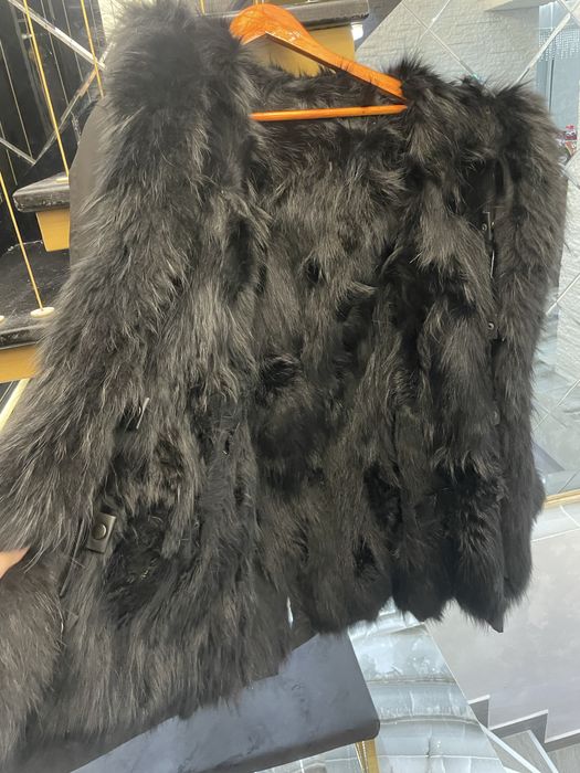 Черна парка с лисица