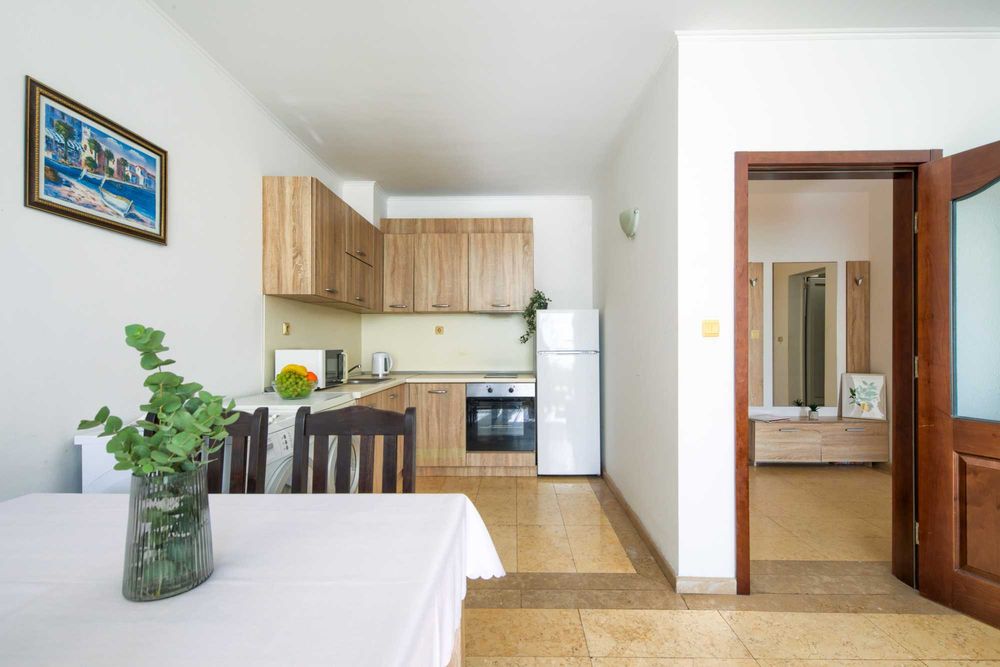 ТОП ЛОКАЦИЯ / Първа линия Южен Плаж с басейн и паркомясто,Кристал Б02