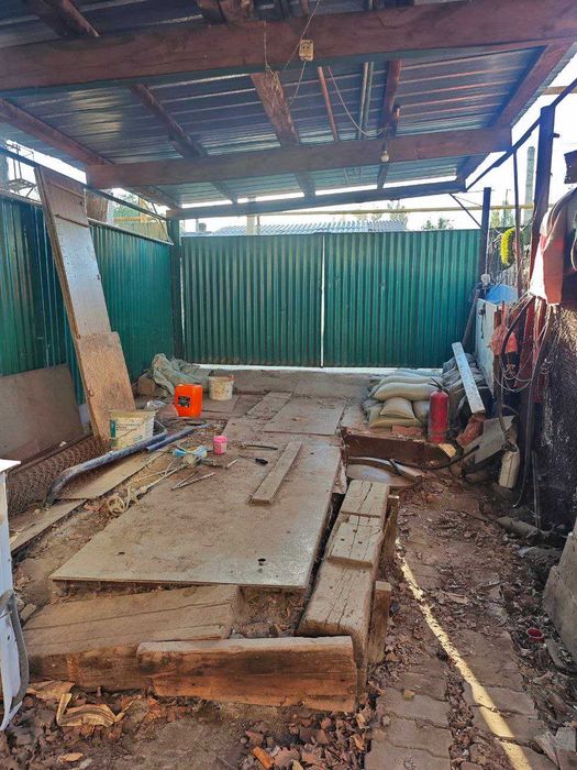 Продается за НАЛИЧНЫЕ, есть навес для машины.