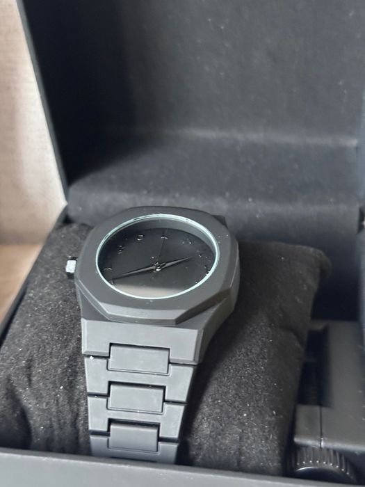 Черные часы с арабскими цифрами