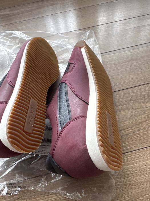 Vând  din papuci din piele Next , marimea 37