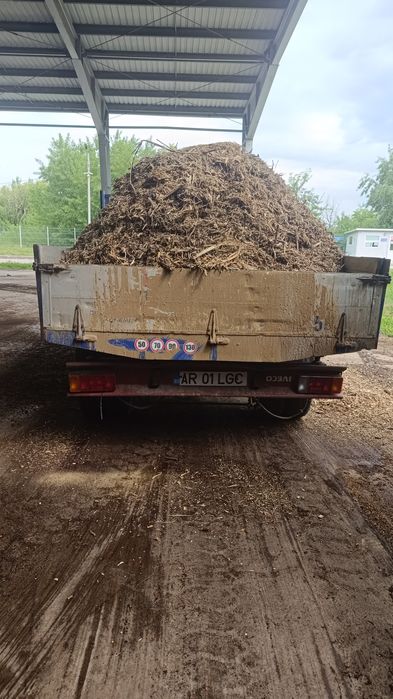 Compost vegetal și tocătură de crengi