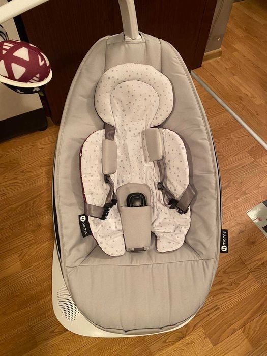 MamaRoo 5 с подложка за новородено