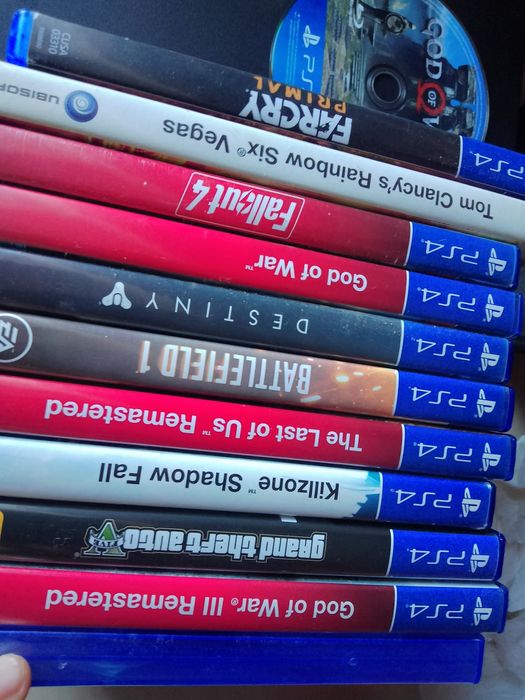 Vând PlayStation 4 de 1TB cu 12 jocuri și cu 1controller