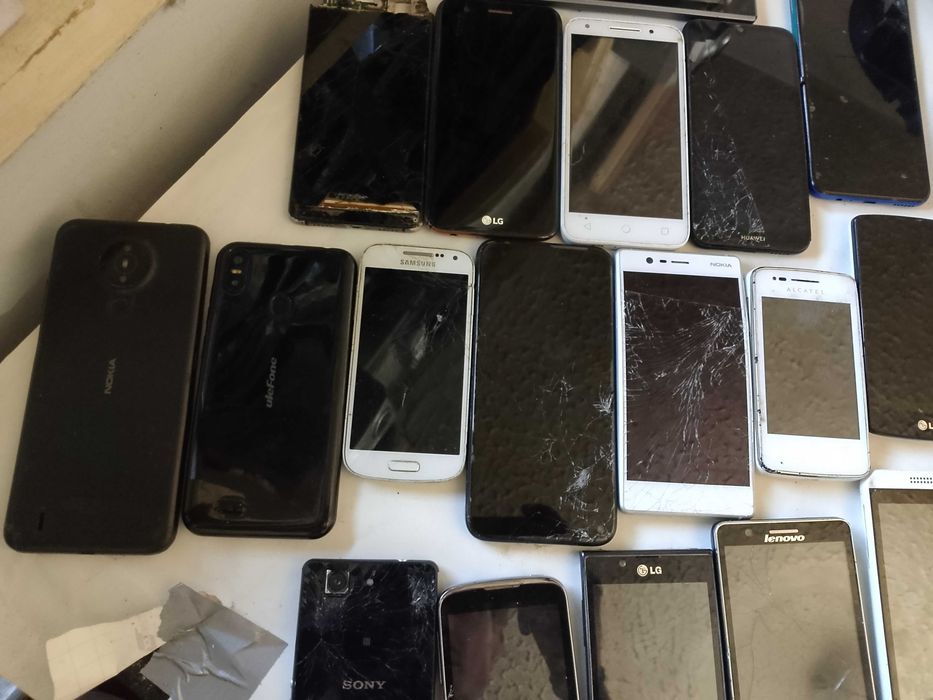 Телефони.        .