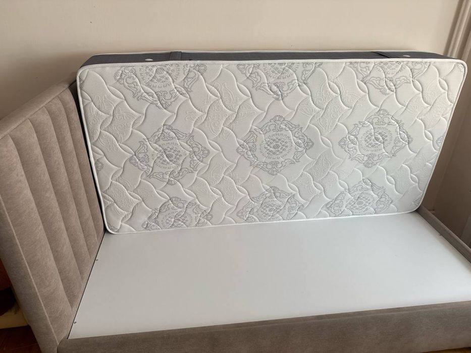 Ортопедическая кровать с матрасом в хорошем состоянии