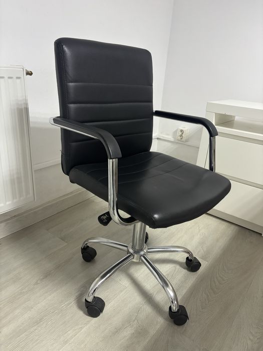 Birou extensibil + comoda 2 sertare + scaun reglabil din piele
