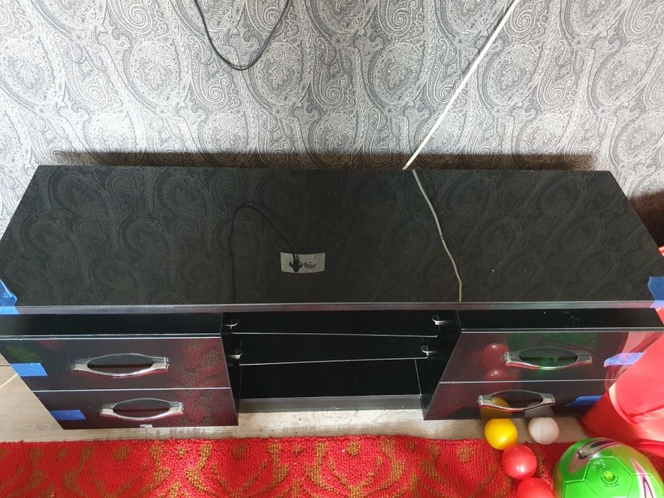 Тумба под телевизор с кронштейном